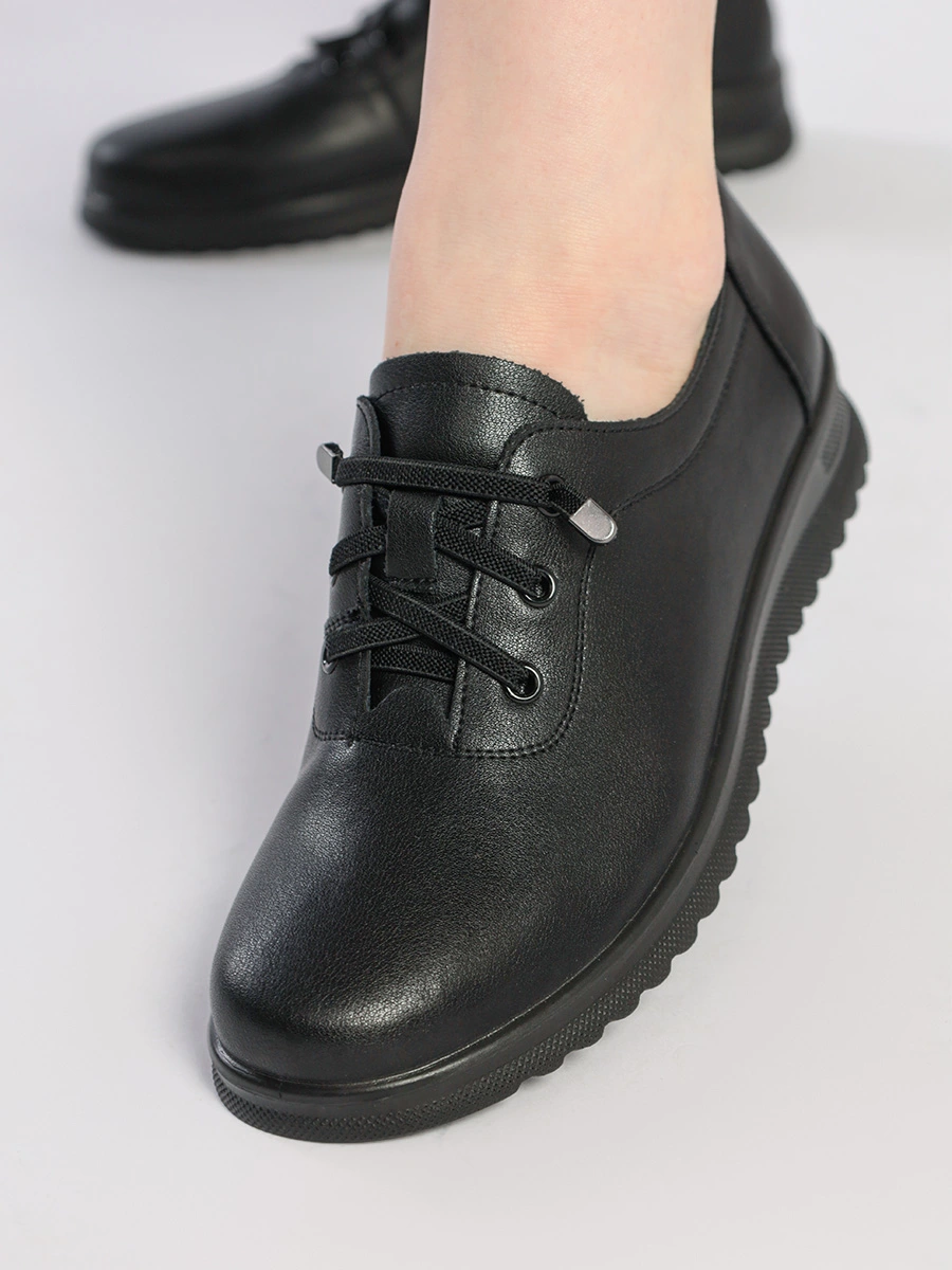Туфли черного цвета на эластичной шнуровке